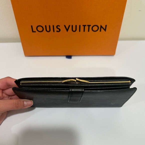 Louis Vuitton Epi Long Viennois Continental in Pristine Condition - Picture 3 of 8